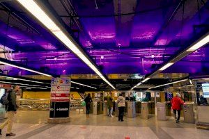Metrovalencia ilumina de color violeta los accesos a las estaciones de Colón y Alameda como muestra de apoyo a la conmemoración del 25 de noviembre