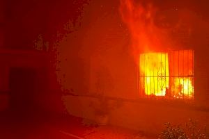 Dotze ferits en un greu incendi que ha arrasat un habitatge a Alacant