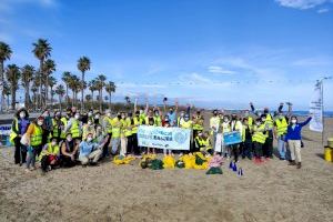 45 voluntarios limpian la playa de la Patacona en Alboraia dentro de la campaña “microplásticos macrobasura”