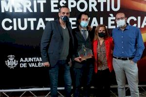 Matías Sartori, veí d'Alboraia, rep el premi al Mèrit Esportiu Ciutat de València junt amb integrants del programa 'Aros Olímpicos'