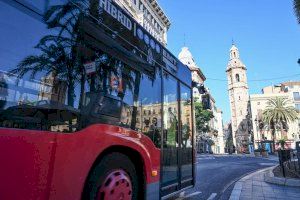 Sis passatgers i el conductor de l'autobús ferits després de col·lidir contra un camió a València