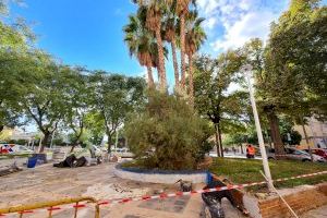 El Ayuntamiento de Elda inicia la remodelación de la plaza situada en la avenida de las Acacias junto al ‘Edificio Chimo’ para renovar el mobiliario urbano y los juegos infantiles