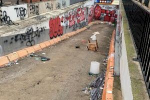 Cs exigeix netejar les rampes del pàrquing de Parcent en la plaça Juan de Vilarrasa