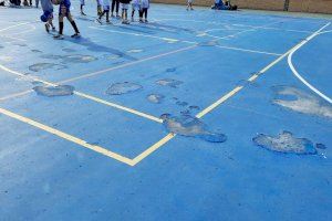 Estado de la cancha de baloncesto municipal de San Gabriel, en el complejo deportivo Samaranch
