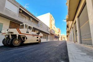 El Ayuntamiento de Elda finaliza los trabajos de renovación del asfalto y mejora de la accesibilidad en la calle Aparadoras