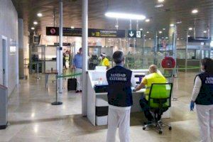 Espanya endureix les restriccions aèries per evitar l'entrada de més casos de la variant òmicron