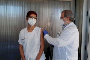Arranca la vacunación de de la tercera dosis a los profesionales sanitarios en la Comunitat Valenciana