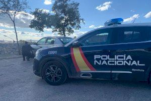 Detenido un hombre por pinchar ruedas de vehículos en un parking de Alicante para robar a los dueños mientras la cambiaban