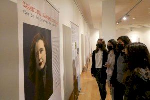 Los alumnos del Instituto visitan la exposición de la escritora Carmelina Sánchez-Cutillas