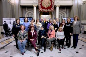 Valencia homenajea a las primeras mujeres que entraron en la Policía Local hace cuarenta años