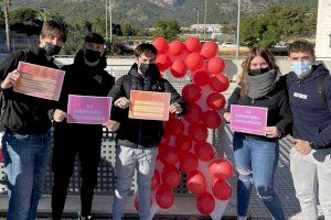  Estudiantes del Instituto de La Nucía en el punto de información contra el SIDA