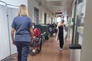 Esperando en un pasillo para ingresar: denuncian la saturación de las urgencias en el hospital de Manises