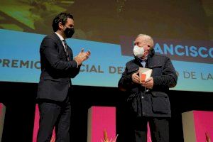 El Alcalde de Paterna, Juan Antonio Sagredo, entregó el Premio Especial del Jurado a Francisco Lara, fundador de la reconocida empresa paternara Muebles Lara