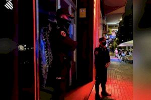 Denuncian “redadas franquistas” en las discotecas de Valencia para comprobar el certificado covid