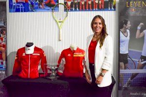 La tenista de Torrent Anabel Medina inaugura una exposición deportiva en su localidad natal
