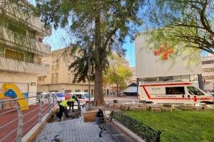El Ayuntamiento de Elda inicia los trabajos de remodelación de la Plaza de la Cruz Roja para renovar la zona de juegos infantiles y acondicionar el muro perimetral del jardín