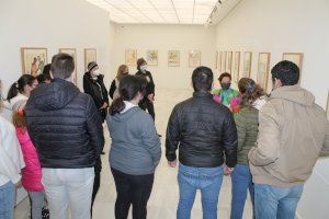 Els escolars centren les seues mirades en l'obra gràfica de Dalí a Benicàssim