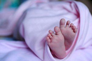 La proposta de doblar el permís per naixement, acolliment i adopció en famílies monoparentals