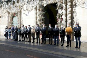 Minuto de silencio en el Ayuntamiento de Alicante en repulsa por el asesinato de una nueva mujer por violencia de género