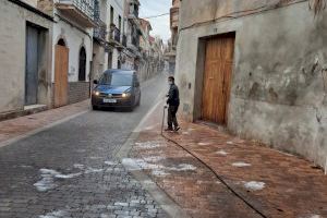 La Brigada de Obras de Almenara limpia y desinfecta exhaustivamente las calles del recinto taurino tras la celebración de los toros