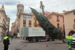 Montatge de l'arbre de Nadal a Vila-real