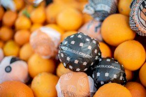 Los creativos papeles de seda llenan de diseño la Fira de la Taronja de Castelló