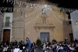 La Banda de Música de Benitatxell celebra per Santa Cecília un concert insòlit a la plaça de l’església amb tres directors