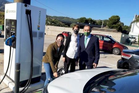 Iberdrola instala un punto de recarga para vehículos eléctricos en Tavernes de la Valldigna