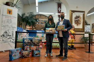 Fiestas dona juguetes para la campaña de Navidad de Bienestar Social