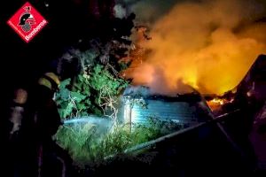 Els bombers sufoquen el foc en una casa abandonada prop d'un restaurant d'Elx