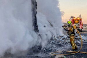 Brutal accidente entre dos camiones en Villena provoca un pavoroso incendio