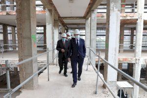 Puig ha visitado las obras de rehabilitación del Edificio Borrull de Castelló que estará finalizado en la primavera de 2023