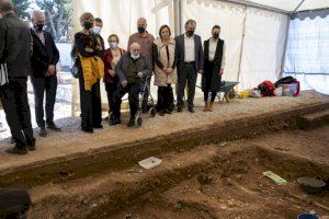Visita a les exhumacions en el cementeri de Castelló