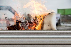 Provoca un incendi en un edifici a València en llençar papers cremant per la galeria