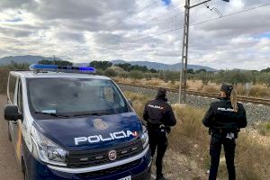 La policia salva la vida a un home a punt de ser atropellat per un tren a Elda