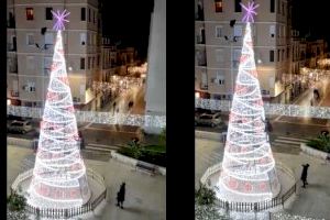 Absurdo: un hombre escala un árbol de Navidad en Mislata e intenta destrozarlo