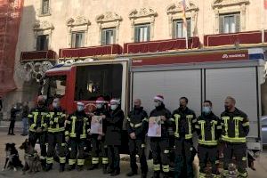 Los Bomberos del SPEIS piden un juguete nuevo o alimentos para que la Navidad llegue a todos los hogares de Alicante
