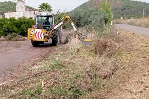 El Ayuntamiento de Almenara limpia los márgenes y cunetas de diversos caminos rurales