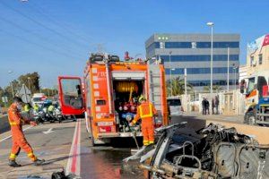 Fallece un conductor al incendiarse su coche en un choque contra un camión en Puerto de Sagunto