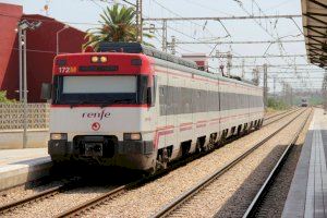 Un robatori de mil metres de cable provoca un incendi i causa greus retards als trens entre València i Castelló