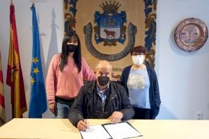 Manises firma un convenio con Proyecto Animalista Manises