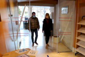 Benidorm mejora la accesibilidad de la Biblioteca Municipal con la instalación de una nueva puerta automática