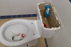 El Ayuntamiento de Utiel denuncia actos vandálicos en baños públicos de La Alameda