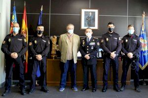 Cuatro policías de Alicante salvan la vida a un hombre tras sufrir un paro cardíaco mientras conducía