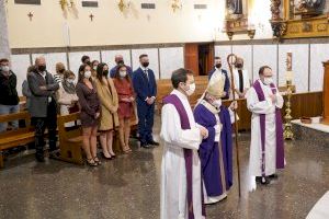 El Arzobispo administra el sacramento de la Confirmación a cuatro jóvenes universitarios que parten de Erasmus después de la Navidad