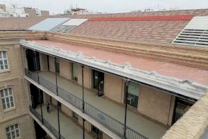 L’Ajuntament inicia les obres per restaurar la cornisa de la coberta de l’edifici de Tabacalera