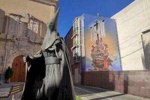 Festividades coloca una lona gigante con imagen de ‘La Diablesa’ junto al Museo de Semana Santa