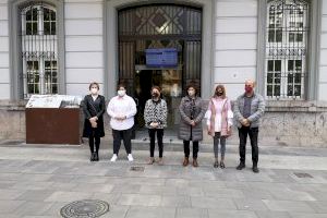 Minuto de silencio a las puertas del Ayuntamiento de la Vall d'Uixó por el asesinato machista en Elche