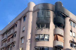 Pavoroso incendio en el cuarto piso de un edificio en Gandia