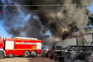 Espectacular incendi en un magatzem de pneumàtics a Aspe